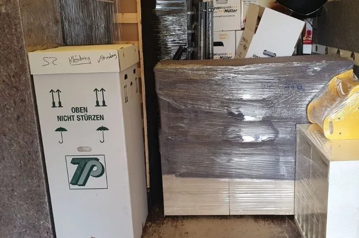 verpackte moebel und umzugskartons im umzugswagen